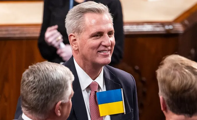 Кевін Маккарті з українським прапором на засіданні Конгресу США в Капітолії, Вашингтон, 2022 рік