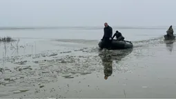 На Волині рятувальники визволили рибалок, які застрягли з пробитим човном посеред озера (фото)