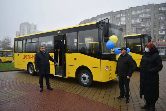 17 шкіл Волині отримали новенькі шкільні автобуси (фото)
