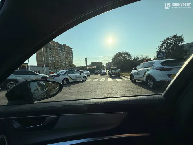 У Луцьку люди побили автівку працівників ТЦК, від яких втік ухилянт