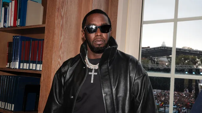 Колишня працівниця дала свідчення у справі P.Diddy, звинувативши його у викраденні та погрозах