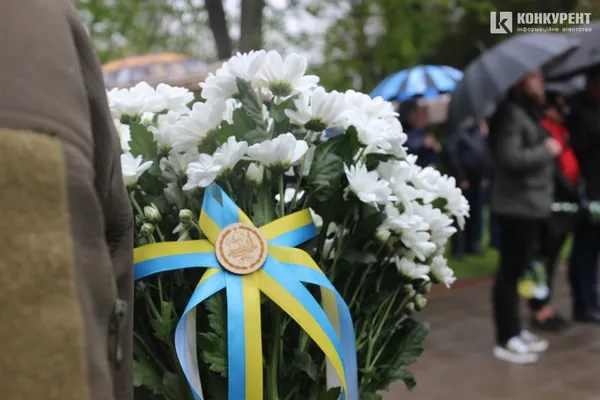У Луцьку поклали квіти до пам'ятника невідомому солдату (фото)
