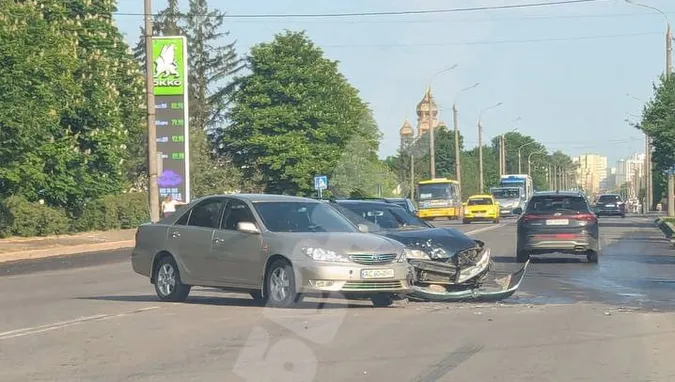 Передок – вщент: у Луцьку на Дубнівській влупились два легковики (фото)