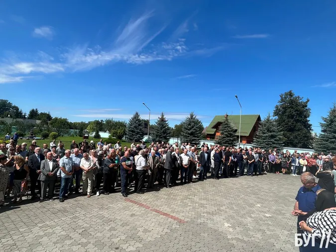 Очолював місто 20 років: Володимир попрощався з Петром Саганюком (фото)