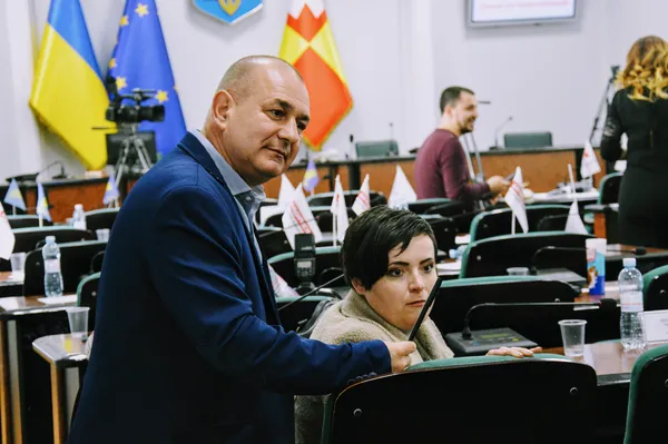 А ще «Радикал» Соломатін вирішив відшукати дівчину, в якої позичив ручку. «А то скажуть, що депутат ручку »потянув