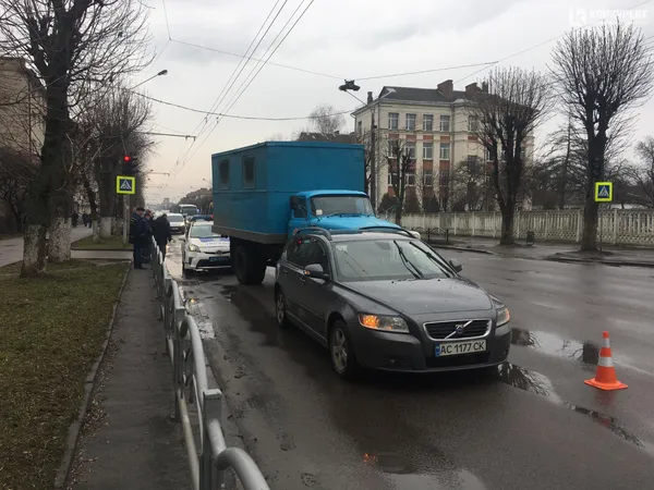 У Луцьку вантажівка «Луцьктепла» врізалася в іномарку (фото)