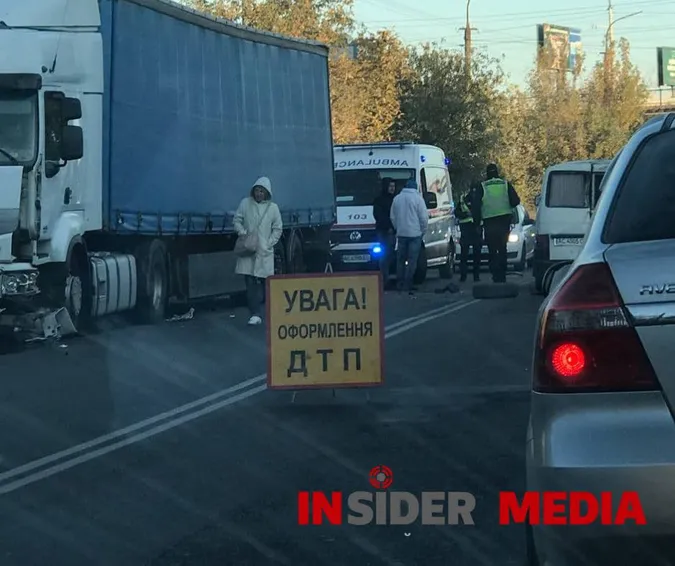 У Луцьку – подвійна ДТП на Карпенка-Карого: на дорозі – затори (фото, відео)