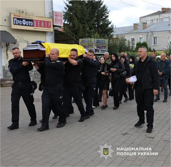 У Луцьку провели в останню дорогу полеглого на війні підполковника поліції Олександра Солов'янчика (фото)