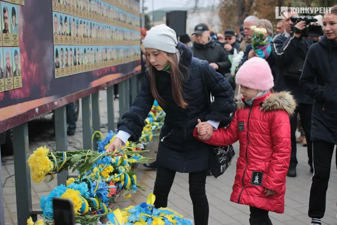 У Луцьку поклали квіти до стели загиблим захисникам України (фото, відео)