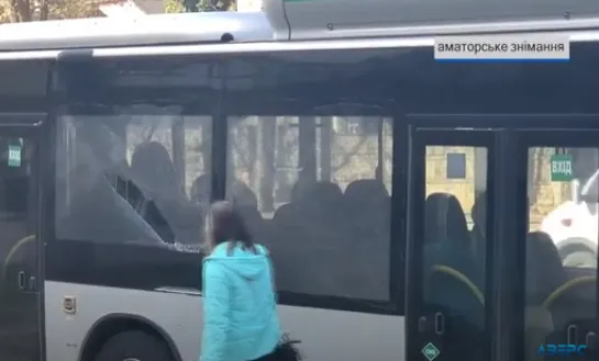 У Луцьку новий автобус №32 потрапив в аварію: розбилося скло (відео)
