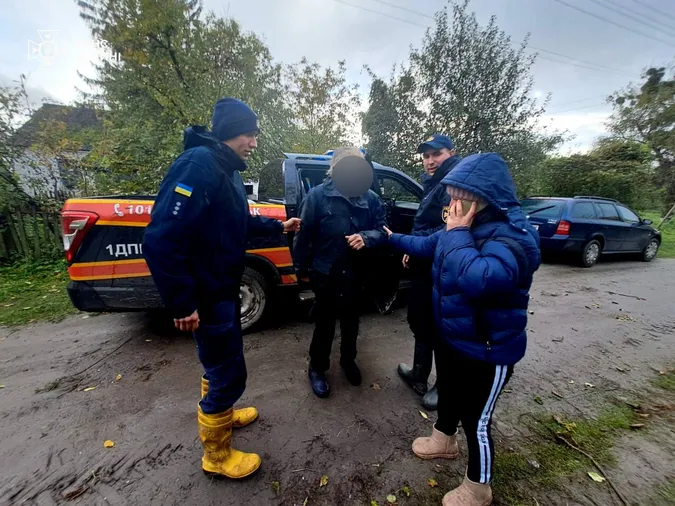 Пробув добу в лісі: волинські рятувальники розшукали 77-річного чоловіка (фото)