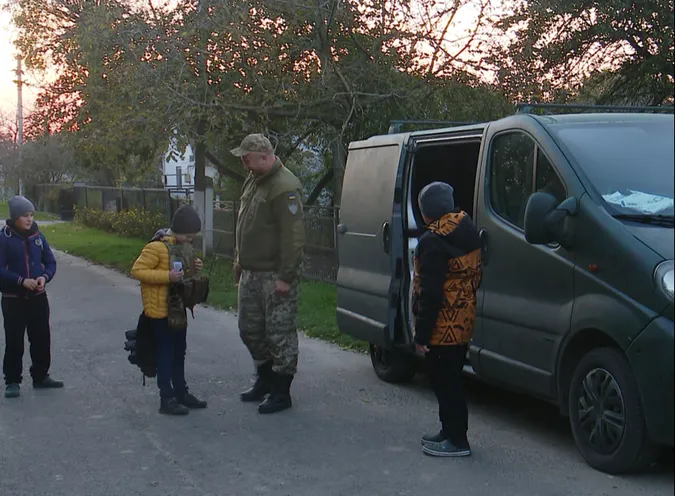 Грамоти, шеврони, цукерки: волинські тероборонівці віддячили дітям за зібрані гроші (фото)
