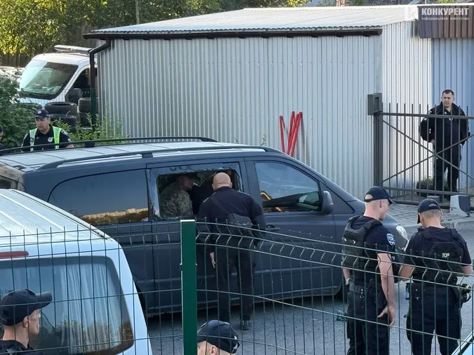 У Луцьку люди побили автівку працівників ТЦК, від яких втік ухилянт