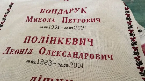 Мами та дружини полеглих воїнів з Волині вишивають майже стометровий «Рушник Пам’яті» (відео)