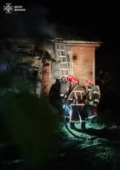 На Волині врятували жінку з охопленого вогнем будинку (фото)