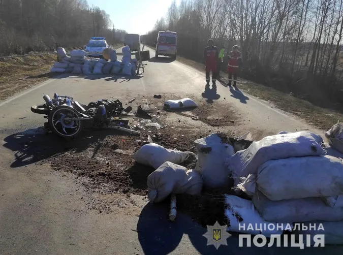 На Волині мотоцикліст протаранив мішки з піском і загинув на місці (фото)