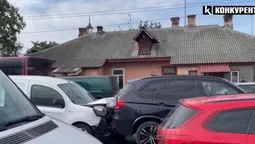 Розтрощений «передок»: у Луцьку «рено» влетів у «беху» (відео)