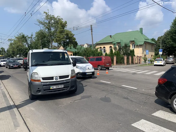 На Глушець у Луцьку збили мотоцикліста, рух вулицею паралізований (фото)