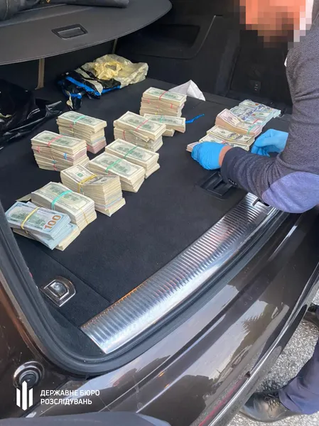 700 000 $ в авто: затримали волинського митника, який віз хабар у Київ (фото, відео)