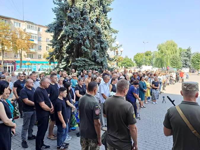 Лишилося двоє синів: у Ковелі попрощалися з матросом Володимиром Гузем (фото)