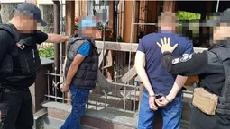 На Волині 17-річна дівчина з двома спільниками пограбували чоловіка (фото)