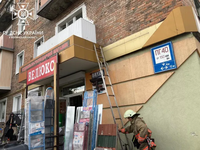 Зайшли через балкон: у Нововолинську рятувальники допомогли чоловіку (фото)