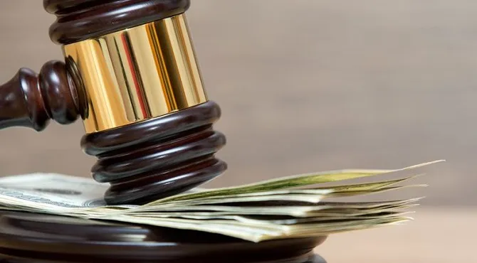 У Луцьку оштрафували експоліцейську за корупційне правопорушення