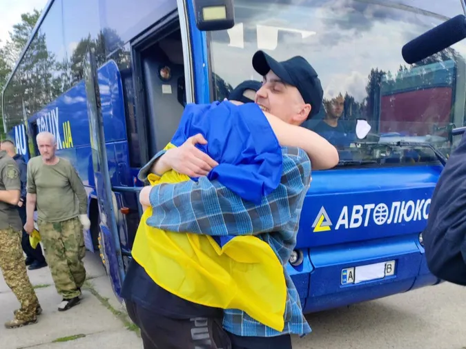 Четвертий обмін за тиждень: в Україну повернулися бійці, які були в полоні з 2022 року (фото)