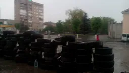 Перед Ковельською міською радою – барикада з шин (фото)