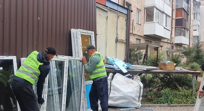 У Луцьку почали замінювати вікна у будинках, що постраждали від атаки рф (відео)