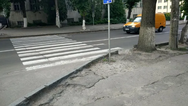 Лучани скаржаться на аварійні  тротуари в центрі міста (фото)