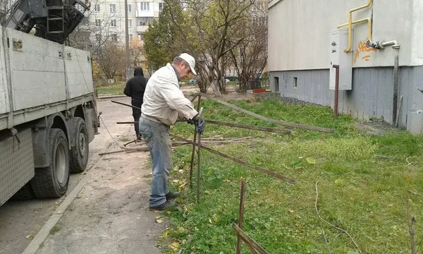 Муніципали борються з городами і парканами біля луцьких багатоповерхівок (фото)