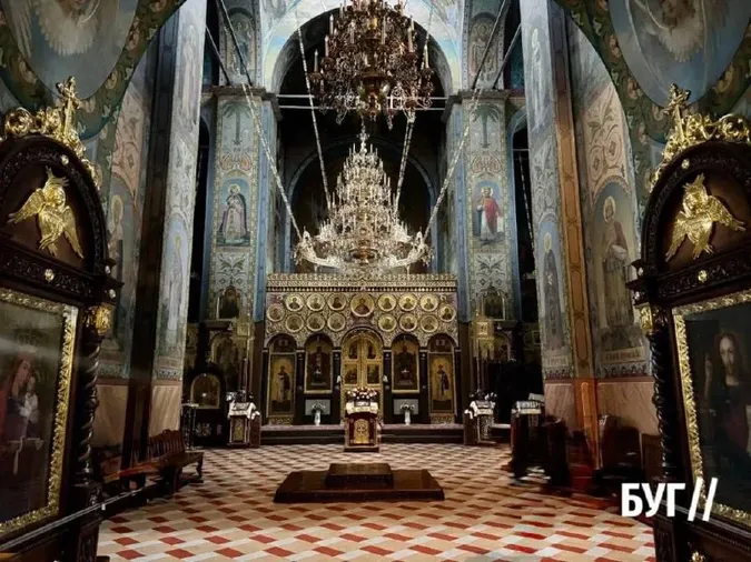 Пляшки з алкоголю, пліснява і безлад: що лишилося після московських попів в Успенському соборі у Володимирі (фото)