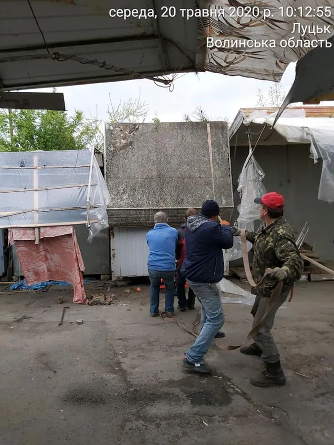 У Луцьку зі Старого ринку продовжують добровільно з’їжджати підприємці (фото)