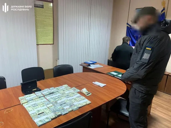 Українка намагалася винести до Молдови понад 400 тисяч доларів у ручній поклажі (фото)
