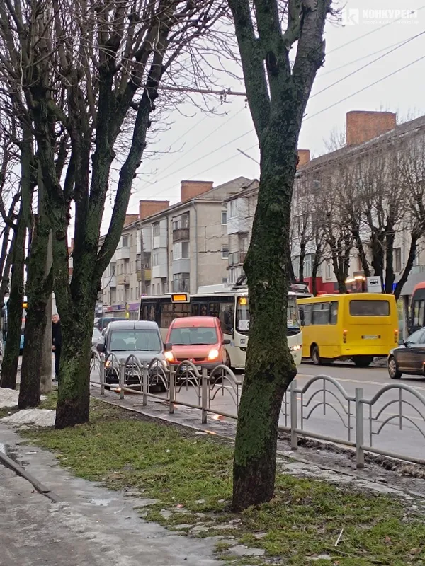У Луцьку – масштабна автотроща: міст на проспекті Перемоги паралізовано (оновлено, фото)