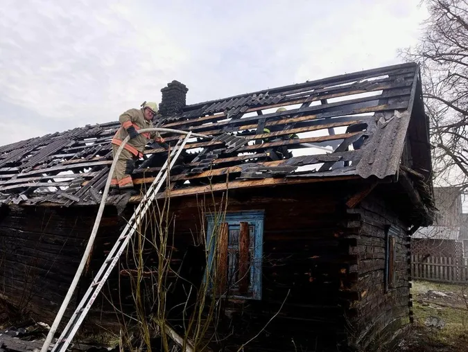 На Волині через необережне поводження з вогнем горіли дві хати-пустки (фото)
