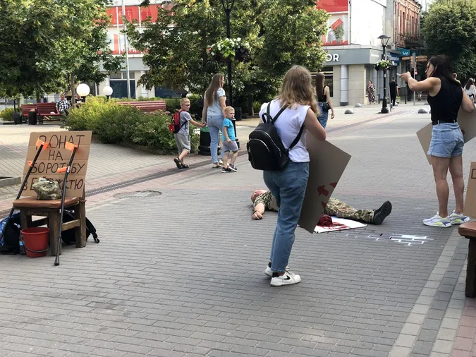 Війна триває: у центрі Луцька поранені бійці влаштували промовисту акцію (фото)