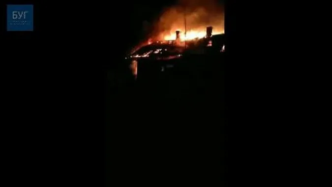 Ні собі, ні сусідам: на Волині чоловік втретє підпалив власний будинок (відео)