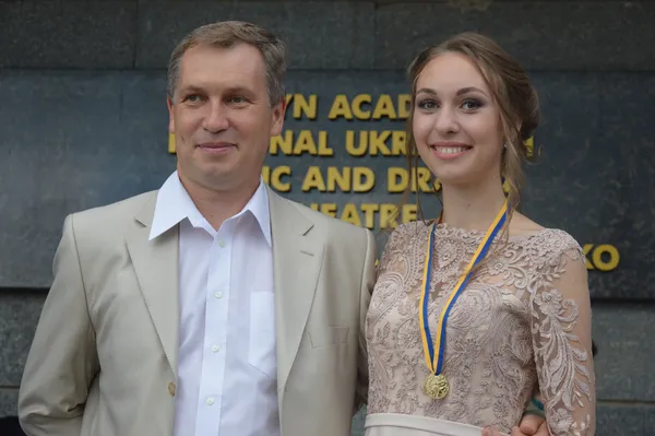 Із медалями та лімузином: як у 1 школі Луцька святкували випускний (фото)