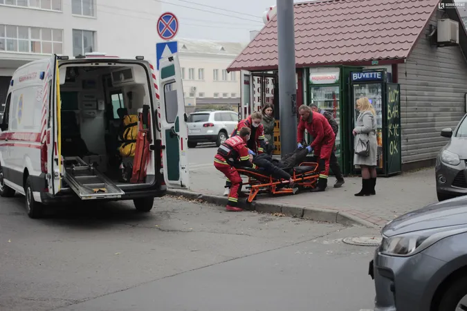 У центрі Луцька швидка забрала непритомного чоловіка: подробиці (фото)