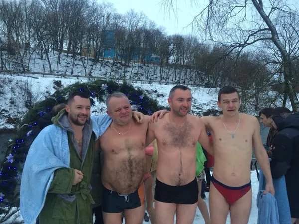 Хто з відомих волинян скупався в ополонці на Водохреще (фото)