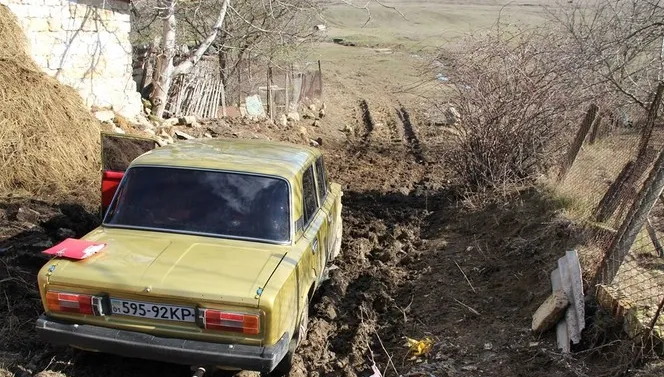 На луцькій вулиці замість дороги – болото, в якому застрягають автівки (фото)