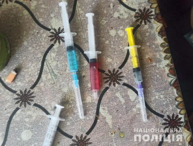 Наркотики, крадені речі, зброя: у Володимирі – масштабні обшуки (фото, відео)