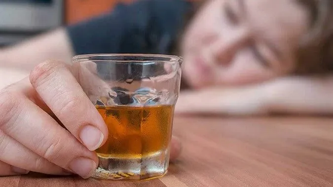 У Дніпрі вчителька розпивала спиртні напої на робочому місці