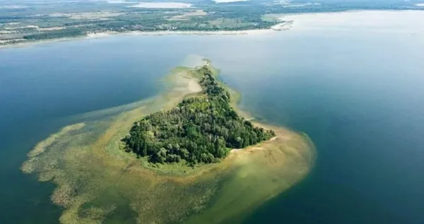 Острів на озері Світязь