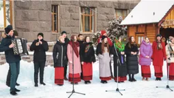 У Луцьку біля головного корпусу ВНУ відкрили різдвяну шопку (фото)