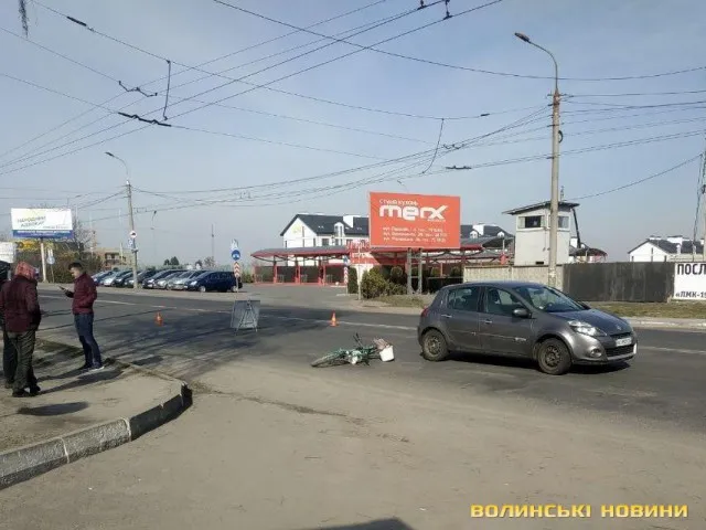 В Луцьку біля блокпоста на Рівненській авто збило велосипедиста (фото)
