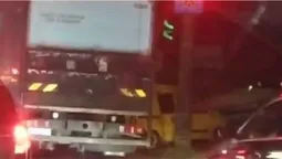Фура притиснула авто до стовпа: ДТП у Луцьку (відео)