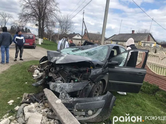 У Рожищі легковик зніс бетонну електроопору (фото)